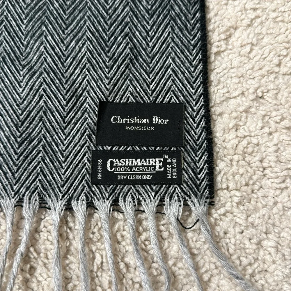 NWOT CHRISTIAN DIOR Cashmere Gray White Chevron Unisex Fringe Scarf